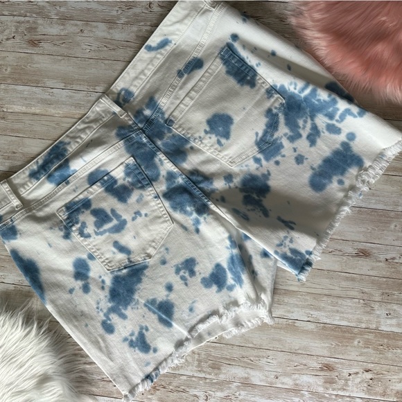 Lane Bryant Pants - Lane Bryant White and Blue Tie Dye Boyfriend MIDI Jean Shorts | size 20 EUC